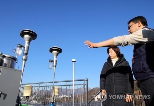 '엉뚱한 곳에 측정소'… 숨은 막히는데 답답한 미세먼지 대책