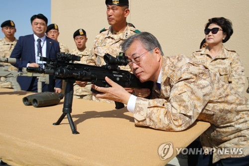 아크부대원 껴안은 '특전사 선배' 文대통령…"무사히 복귀" 명령