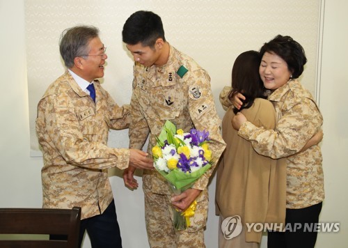 아크부대원 껴안은 '특전사 선배' 文대통령…"무사히 복귀" 명령