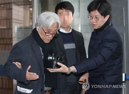 '연극단원 17명 성추행' 혐의 이윤택 기소의견 검찰 송치