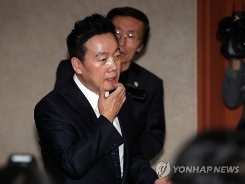 '정봉주 성추행' 의혹 제기 피해자·기자 경찰 출석조사