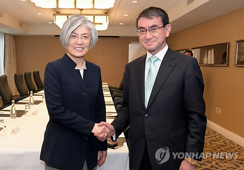 강경화, 日외무상 통화…"남북정상회담 성공개최 협력 중요"