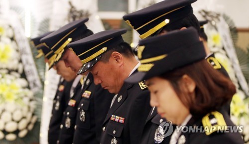 "고인의 명복을 빕니다" 순직 소방관 빈소에 추모 발길