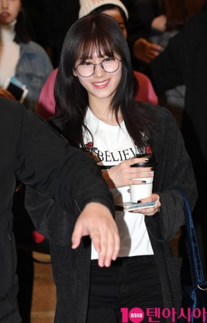 [TEN PHOTO]트와이스 사나 &#39;흰티 하나로 완성된 공항패션&#39;