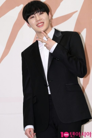 [TEN PHOTO] 워너원 하성운 &#39;시선 강탈 꿀피부&#39;