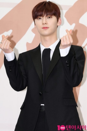 [TEN PHOTO] 워너원 황민현 &#39;매력 넘치는 눈빛&#39;