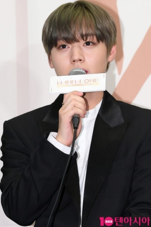 [TEN PHOTO] 워너원 박지훈 &#39;촉촉한 눈망울&#39;