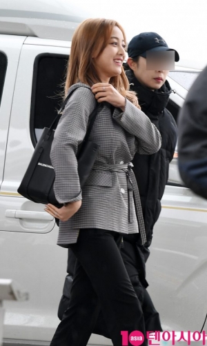 [TEN PHOTO]트와이스 지효 &#39;꽃미소 날리며 출국&#39;