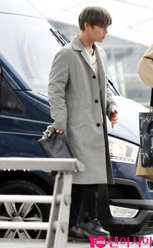 [TEN PHOTO]워너원 박지훈 &#39;팬들 못보고 딴곳보며 출국&#39;