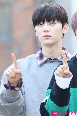 [TEN PHOTO] 워너원 황민현 &#39;심쿵 눈망울&#39;