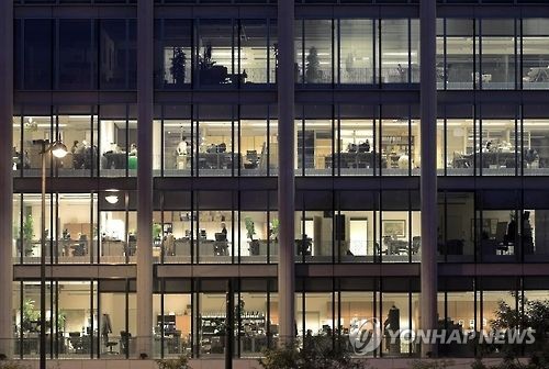 [숫자로 본 한국] 휴가 1년에 5.9일, 2년전보다↓…월 182시간 일한다