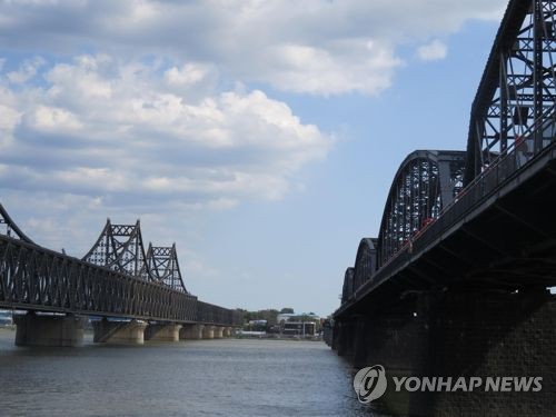 중국, 북중관계 개선나섰나… 中언론 "한미일, 북중우호 방해말라"