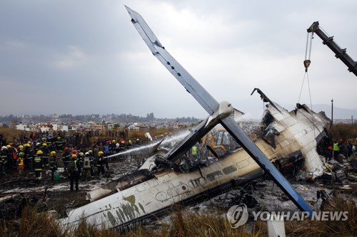 71명 탄 방글라 여객기 네팔서 추락… 최소 49명 사망