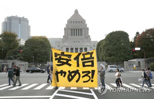 사학스캔들에 휘청이는 일본 아베…野 국회보이콧, 與서도 비판론
