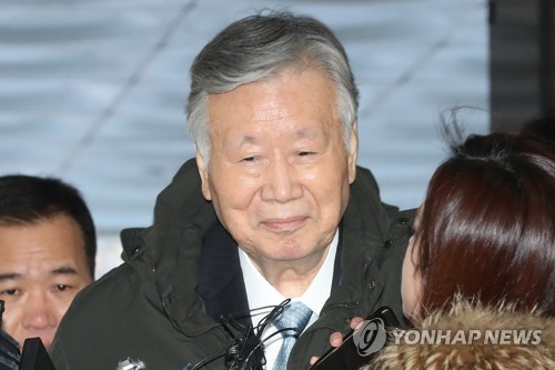 '임대주택 폭리' 이중근 부영회장, 재판서 혐의 전면 부인