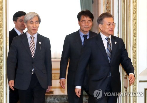 문 대통령, 국민헌법자문특위와 오찬… 개헌안 초안 보고받아