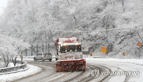 '3·1절' 제주도 비, 강원엔 눈… 낮부터 전국 맑아져