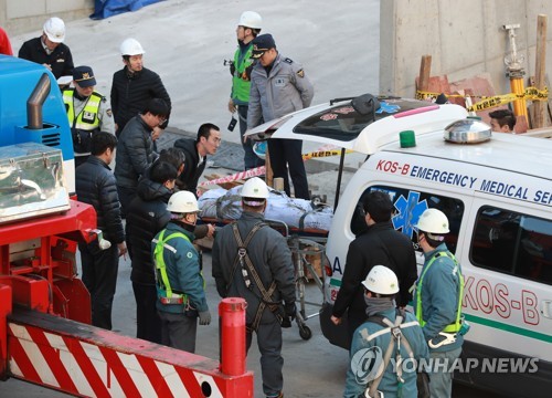 "전화 안받아 설마했는데…" 엘시티 사고 근로자 가족 오열