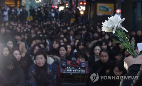 "나도 너였다"… 간호사들 '태움' 피해의혹 간호사 추모 촛불