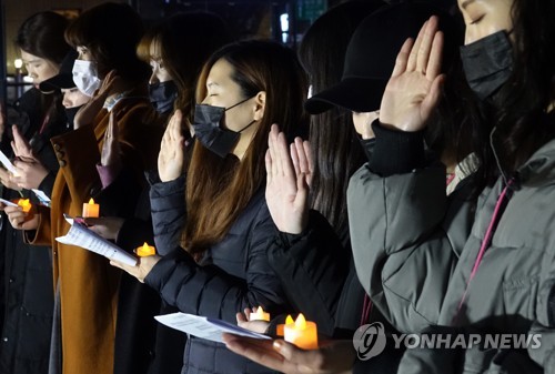 "나도 너였다"… 간호사들 '태움' 피해의혹 간호사 추모 촛불