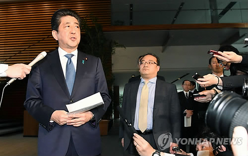 아베, '문서조작' 대국민 사과 "깊이 사죄"… 시민들은 항의집회