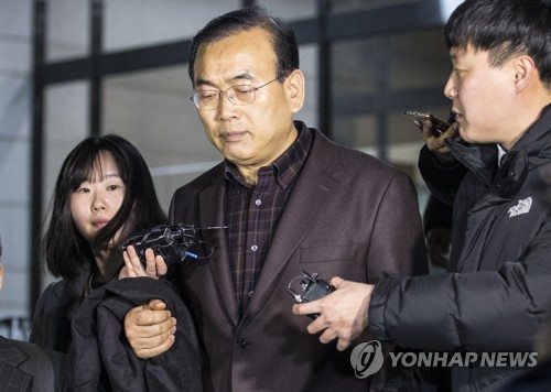 'MB측 불법 자금수수' 박영준, 14시간 검찰 조사 후 귀가