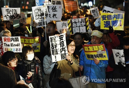 '휘청이는' 아베, 지지율 6%p 급락… 차기총리로 이시바 '급부상'