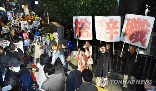 아베 어쩌나… "문서조작은 공무원의 비행" 설명에도 스캔들 확산