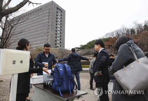 [MB소환] '태풍의 눈' 중앙지검… 취재진 집결해 MB 맞이