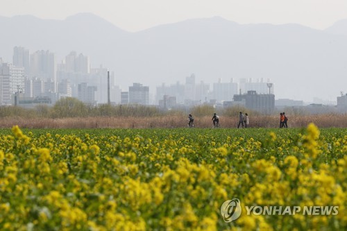 [날씨] 내일도 중부는 미세먼지 '잿빛 하늘'…"마스크 챙기세요"