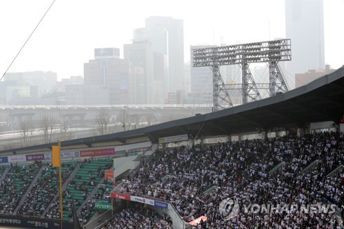 봄기운 완연한데 미세먼지 때문에… 한산한 서울 도심