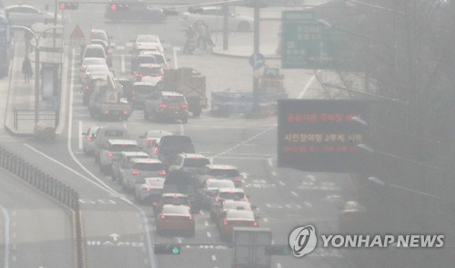 "오늘도 마스크 쓰세요"… 최악 미세먼지에 '잿빛하늘' 계속