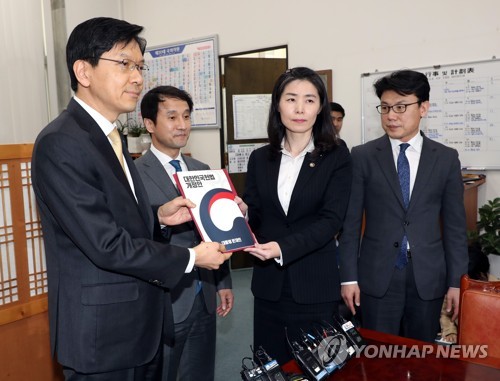 문 대통령, 정부 개헌안 국회 제출… 공고 개시