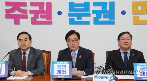 민주 "개헌은 '촛불 명령'… 다수 국민 지지" 개헌협상 야당 압박