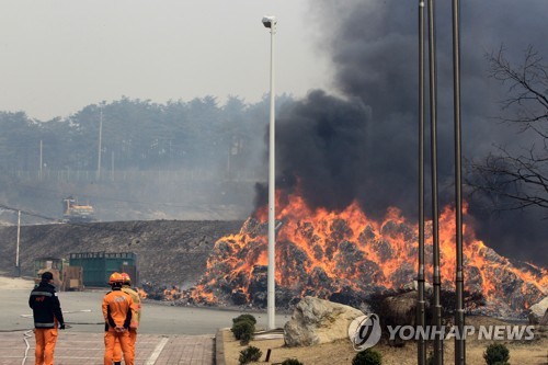 고성 산불 축구장 49배 면적 태워… 건물 9동 소실·軍 물자 이동