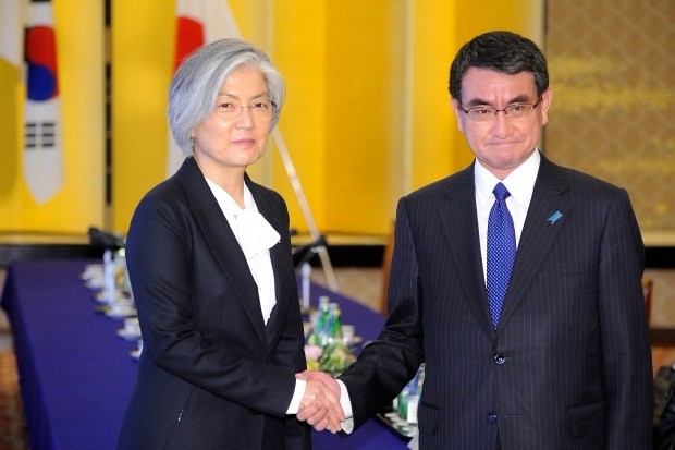 강경화 외교장관(왼쪽)과 고노 다로 일본 외무상. / 사진=AP