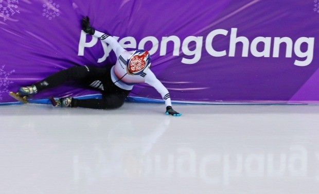 2018평창동계올림픽 쇼트트랙 여자 1,500m 예선전_심석희가 레이스 도중 넘어져 보호벽에 부딪히고 있다. (사진=연합뉴스)