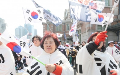 박근혜 탄핵 1년…민주 "큰 환호와 박수" vs 한국 "갈등 깊어져"