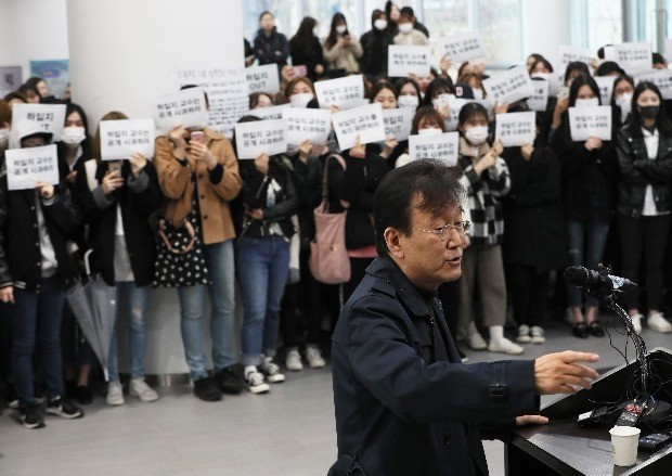 19일 동덕여대에서 '미투 비하 논란' 관련 기자회견을 하는 하일지 교수와 항의하는 학생들. / 사진=연합뉴스