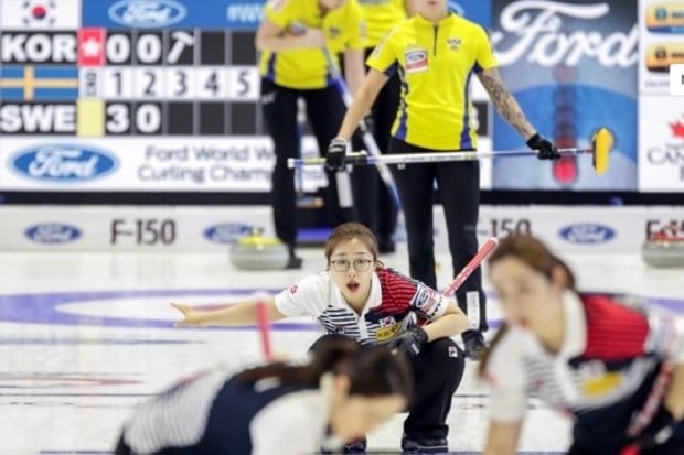 여자컬링, 이탈리아에 8-7승…세계선수권 4승째