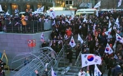 시민단체 '3·1절 태극기집회 폭력' 검찰 고발… 경찰 "수사 중"