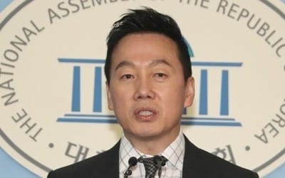 정봉주 "성추행 주장 반박할 사진있어… 언론사에 법적대응 검토"