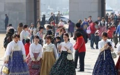 "이제 완전히 봄이네" 공원·고궁에 나들이객 '북적'