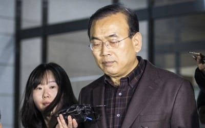 'MB측 불법 자금수수' 박영준, 14시간 검찰 조사 후 귀가