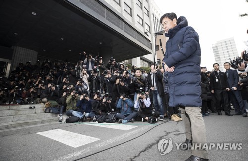 검찰, '안희정 성폭행' 추가 고소 접수 후 재소환 시기 정할 듯