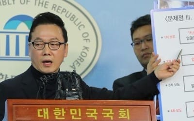 정봉주 의혹 진실공방 '점입가경'… "호텔 안 가" vs "내가 수행"