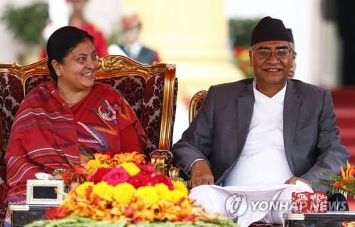 네팔 첫 여성 대통령 반다리, 연임 성공