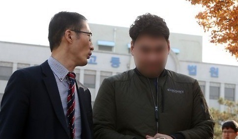  '익산 약촌오거리 살인사건' 재심에서 무죄를 선고받은 최모(32·당시 16·오른쪽 두번째)씨와 이 사건 변호인 박준영 변호사. /사진=연합뉴스