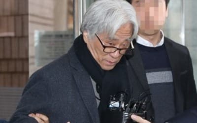 '연극단원 17명 성추행' 혐의 이윤택 기소의견 검찰 송치