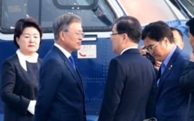 문 대통령, 우원식에 "어려운 개헌협상 잘 이끌어달라"